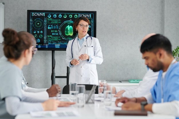 Equipo de médicos discutiendo en la reunión