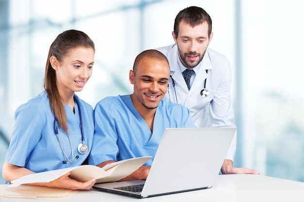 Foto equipo de médicos hablando de experiencia en el fondo