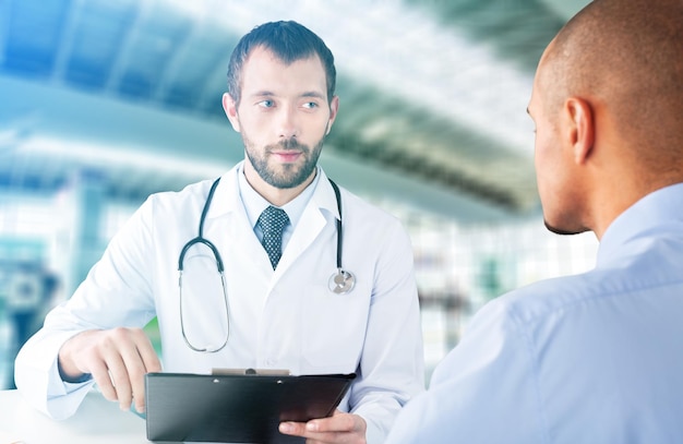 Equipo de médicos hablando de experiencia en el hospital
