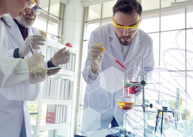 equipo de médicos mientras trabajaba en el laboratorio de análisis