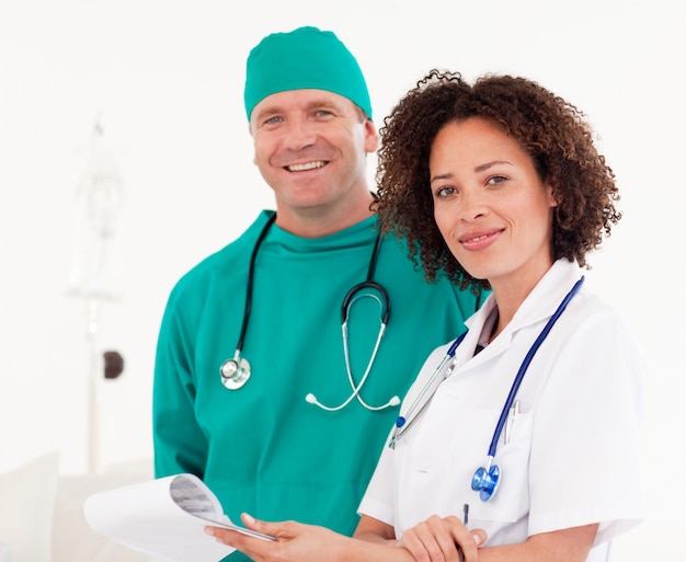 Equipo de médicos mirando a la cámara