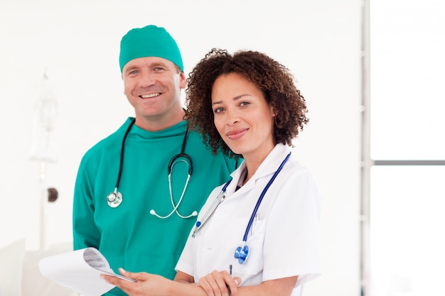 Equipo de médicos mirando a la cámara