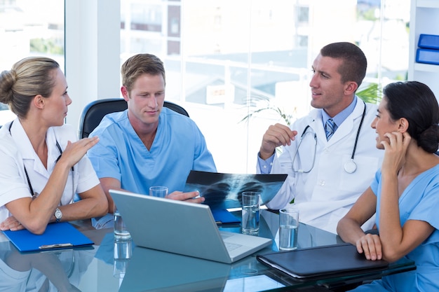 Equipo de médicos que tienen una reunión