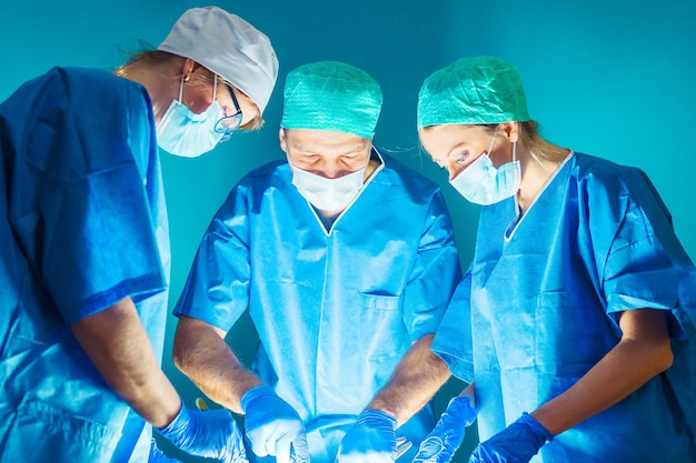 Equipo de médicos que trabajan durante la cirugía.