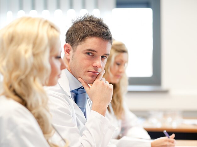 Equipo de médicos en una reunión