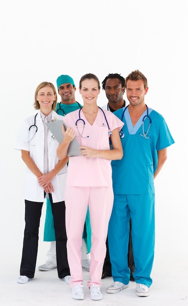 Foto equipo de médicos sonriendo a la cámara