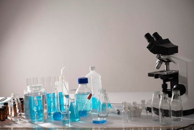 Equipo y microscopio en la mesa en el laboratorio