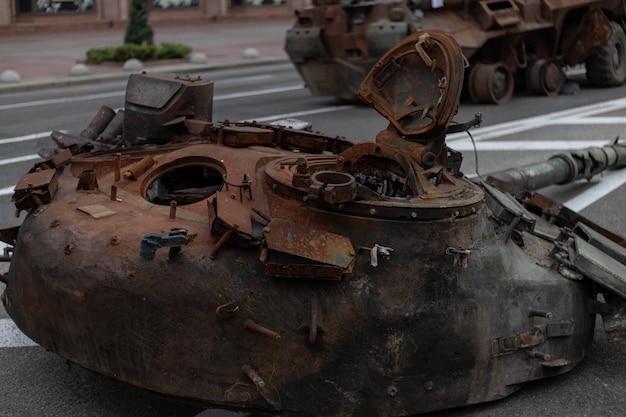Equipo militar ruso destruido en el centro de Kyiv en Khreschatyk Desfile de tanques rusos destruidos el día de la independencia de Ucrania