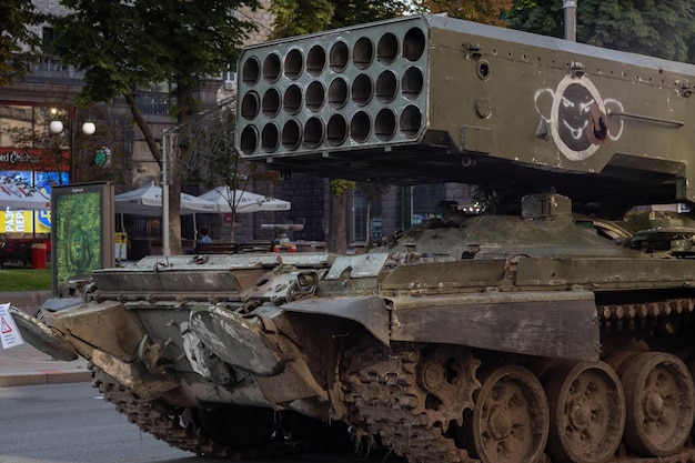 Foto equipo militar ruso destruido en el centro de kyiv en khreschatyk