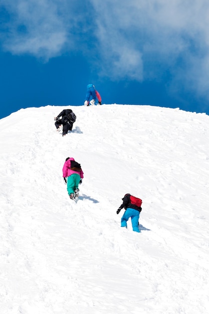 Un equipo de montañeros de cuerda sube hacia la cima