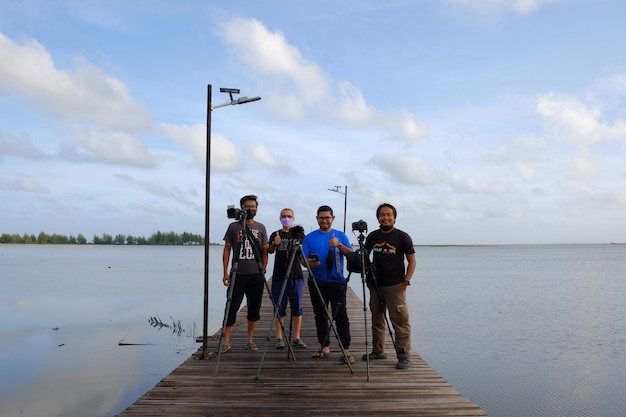 El equipo en el muelle del lago.