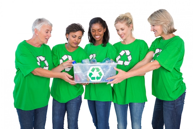 Equipo de mujeres activistas del medio ambiente con caja de materiales reciclables.