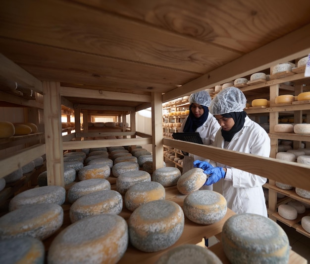 equipo de mujeres de negocios musulmanas africanas negras del medio oriente en la compañía local de producción de alimentos de queso de leche de vaca y cabra