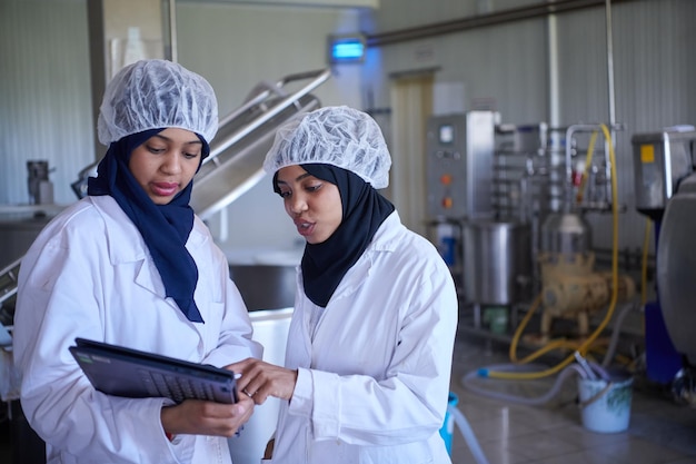 equipo de mujeres de negocios musulmanas africanas negras del medio oriente en la compañía local de producción de alimentos de queso de leche de vaca y cabra