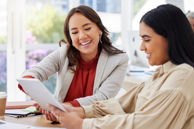 Equipo de mujeres de negocios con tableta y reunión de colaboración y comunicación en el proyecto de diseño web Agencia digital feliz con el trabajo en equipo y las empleadas que trabajan juntas en planificación y tecnología