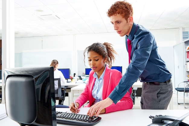 Equipo multi étnico de negocios trabajando en el escritorio de la oficina