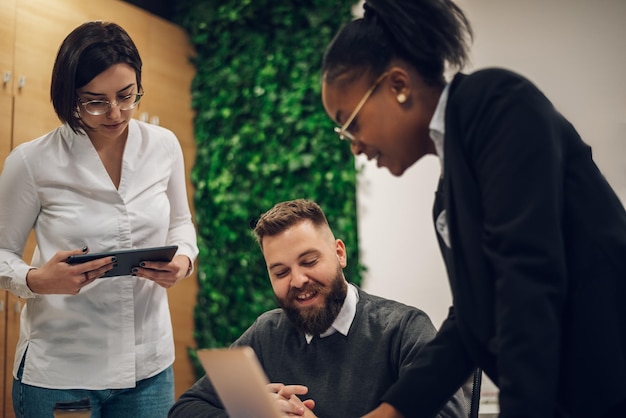 Foto equipo multicultural trabajando juntos en la oficina y teniendo una reunión