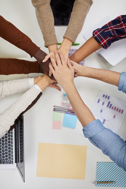 Foto equipo de negocios acurrucado sobre la mesa