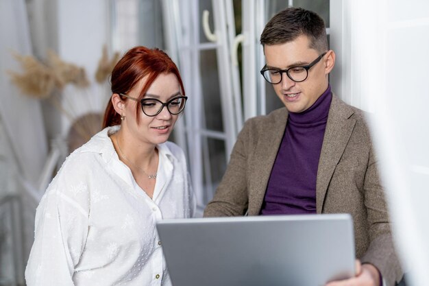 Equipo de negocios alegre trabajando en equipo en la oficina. Compañeros de hombre y mujer. Concepto de negocio.