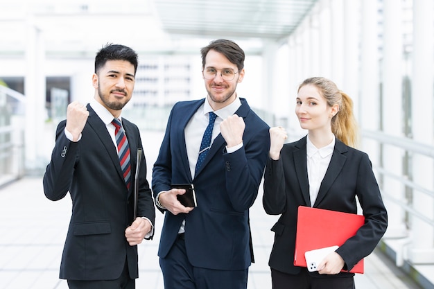 Equipo de negocios alegres