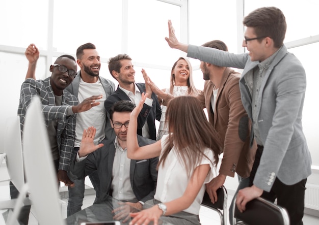 Equipo de negocios ambicioso celebrando el éxito en la oficina