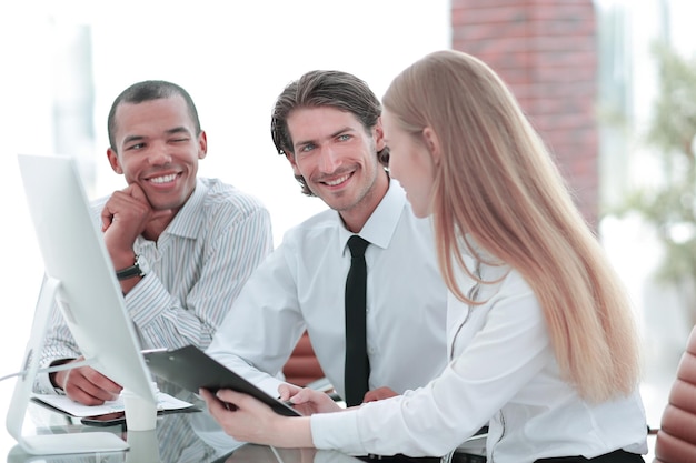 Equipo de negocios amigable discutiendo ideas de negocios prometedoras