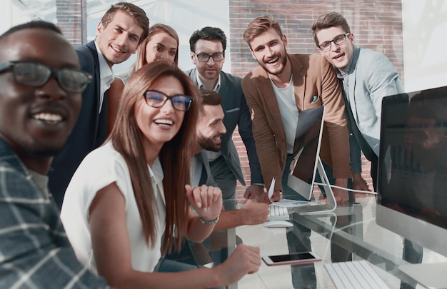 Equipo de negocios amigable discutiendo un nuevo plan de negocios