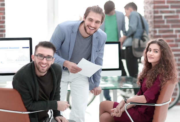 Equipo de negocios amigable hablando en la oficina