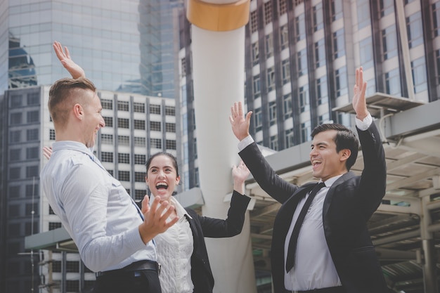 El equipo de negocios de amigos está celebrando el éxito