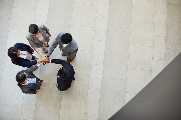 Equipo de negocios apilando las manos juntas