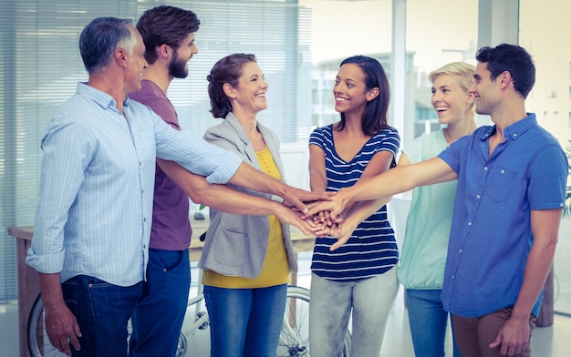 Foto equipo de negocios apilando sus manos