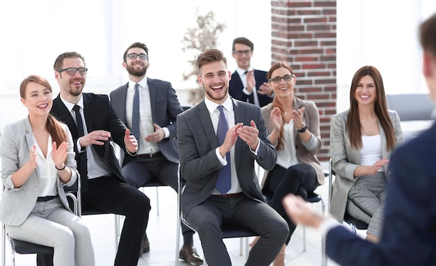 El equipo de negocios aplaude al orador en un concepto de negocio de reunión de negocios