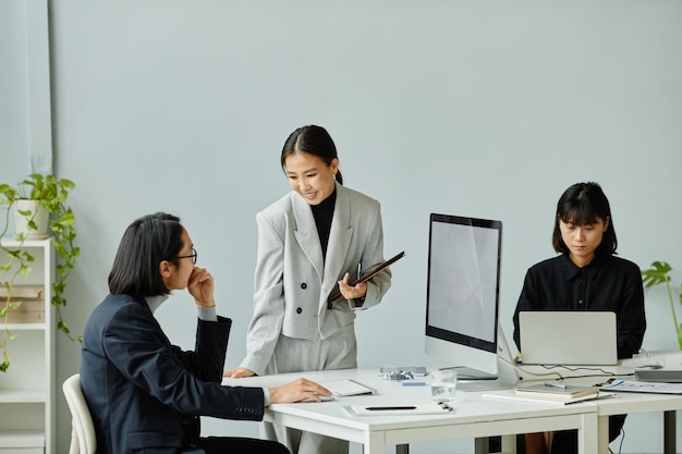 Equipo de negocios asiático moderno en reunión