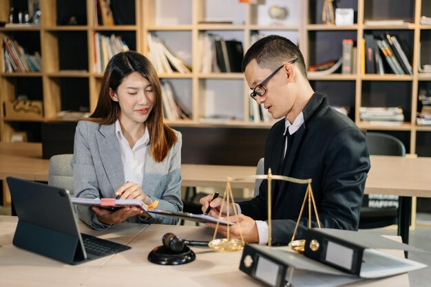 Equipo de negocios asiáticos y abogados discutiendo documentos contractuales sentados en la mesa Conceptos de servicios legales de asesoramiento legal en officex9