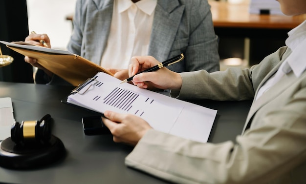 Equipo de negocios asiáticos y abogados discutiendo documentos de contrato sentados en la mesa Conceptos de servicios legales de asesoramiento legal