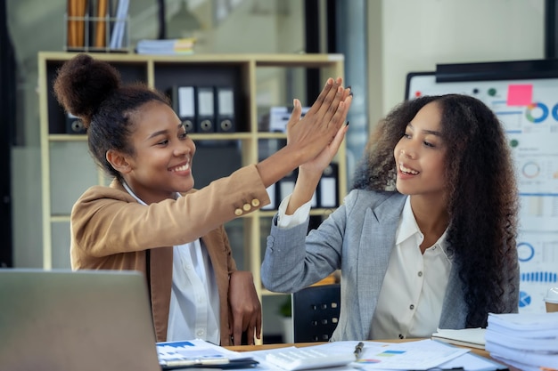 Equipo de negocios asiáticos empresarios creativos compañero de trabajo en la oficina Feliz de tener éxito en el concepto de éxito del trabajo en equipo de la asociación