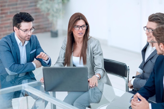 El equipo de negocios celebra una reunión de trabajo en una oficina moderna