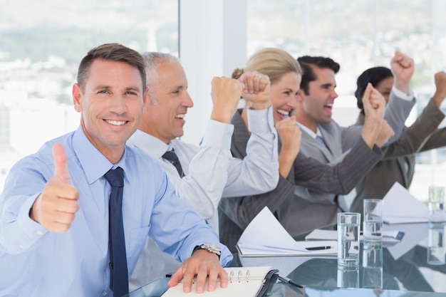 Equipo de negocios celebrando un buen trabajo