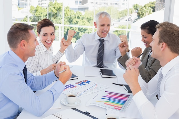 Equipo de negocios celebrando un buen trabajo