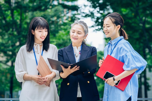 Un equipo de negocios centrado en una mujer canosa.