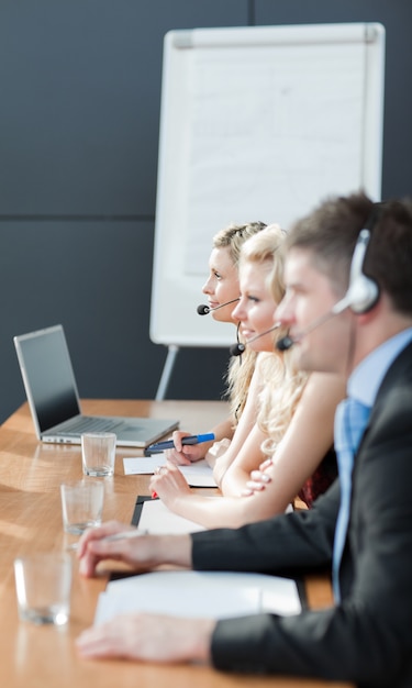 Equipo de negocios en un centro de llamadas