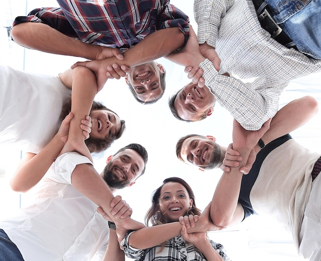 Equipo de negocios cogidos de la mano