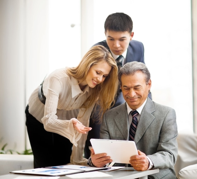 equipo de negocios con computadoras tablet pc