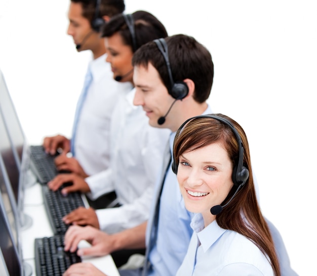 Equipo de negocios concentrado con auriculares