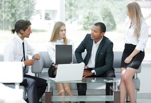 Equipo de negocios concentrado en el lugar de trabajo pensando en problemas comerciales