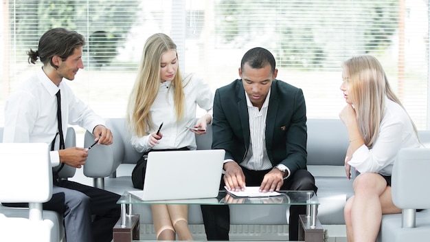 Equipo de negocios concentrado en el lugar de trabajo pensando en problemas comerciales