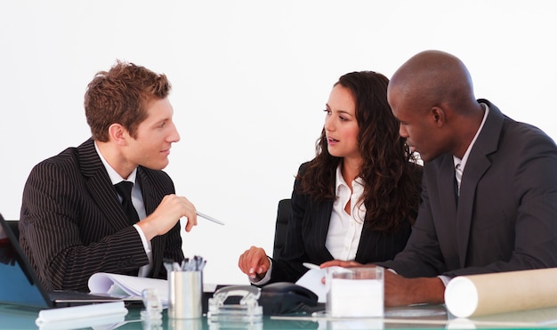 Equipo de negocios conversando en una reunión