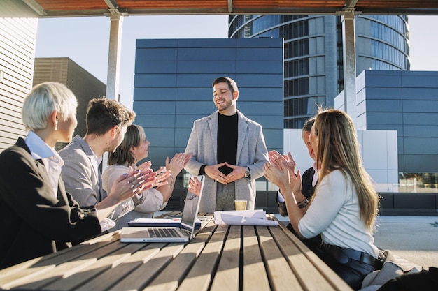 Equipo de negocios corporativos y gerente en una reunión Empresario en una presentación explicando ideas a su grupo de trabajo