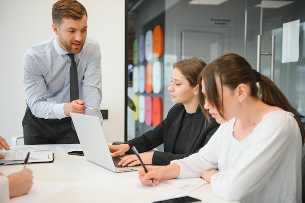 Equipo de negocios corporativos y gerente en una sala de reuniones en una oficina moderna con ventanas panorámicas. Concepto de negocio