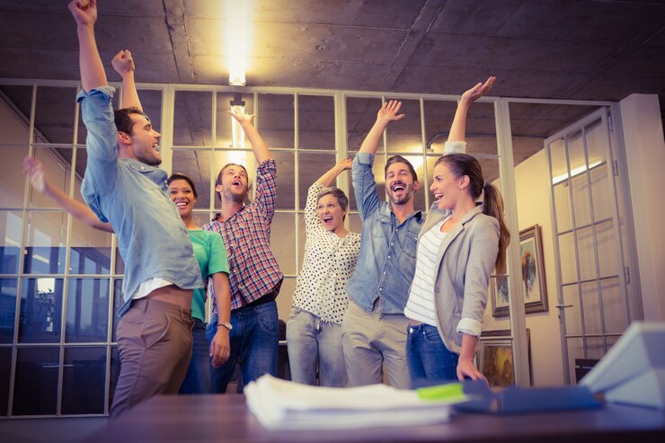 Foto equipo de negocios creativos agitando sus manos
